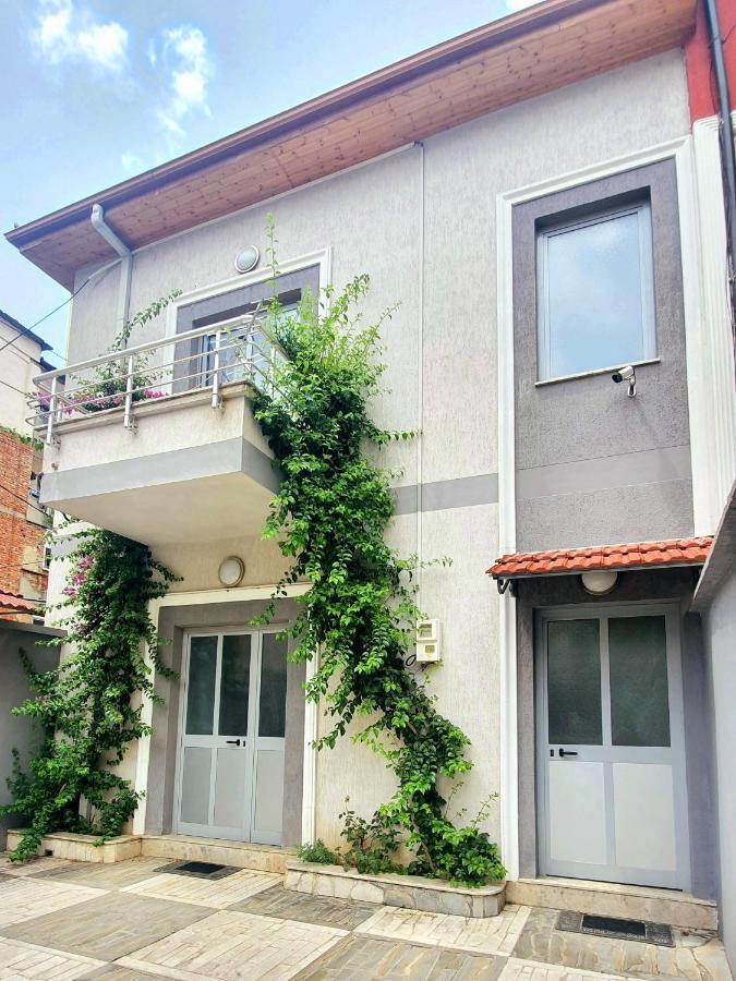 טיראנה A Cheerful Villa With Free Parking Space מראה חיצוני תמונה